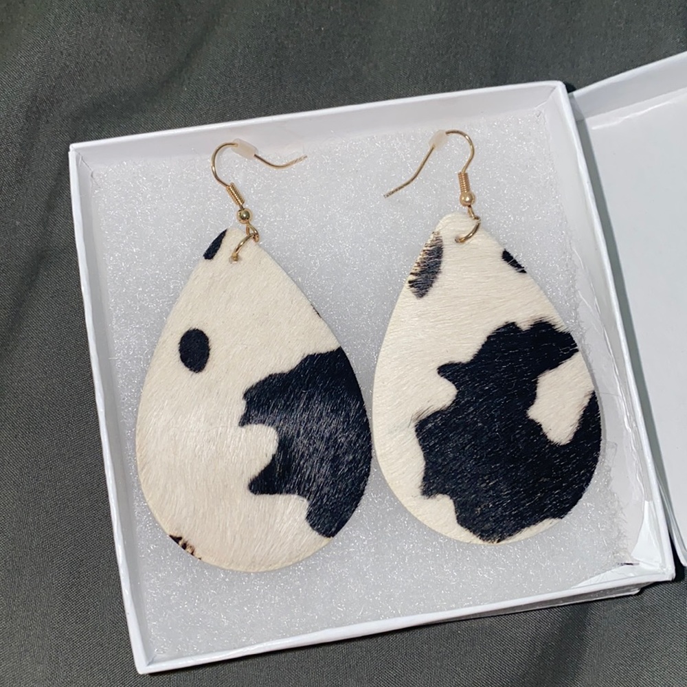 New! Cow 🐄 print earrings🐄🐮